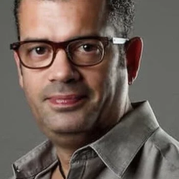 Roger Zayas-Bazán