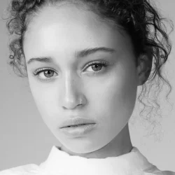 Элла-Рэй Смит