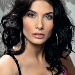 Eva Decastelo